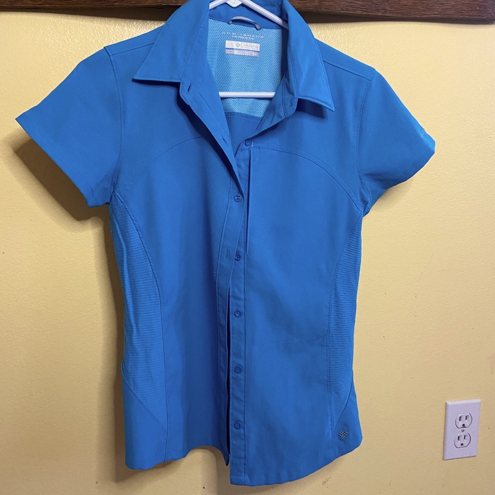 Columbia Omni Shade Sun Protection Short Sleeve Button Down Shirt.